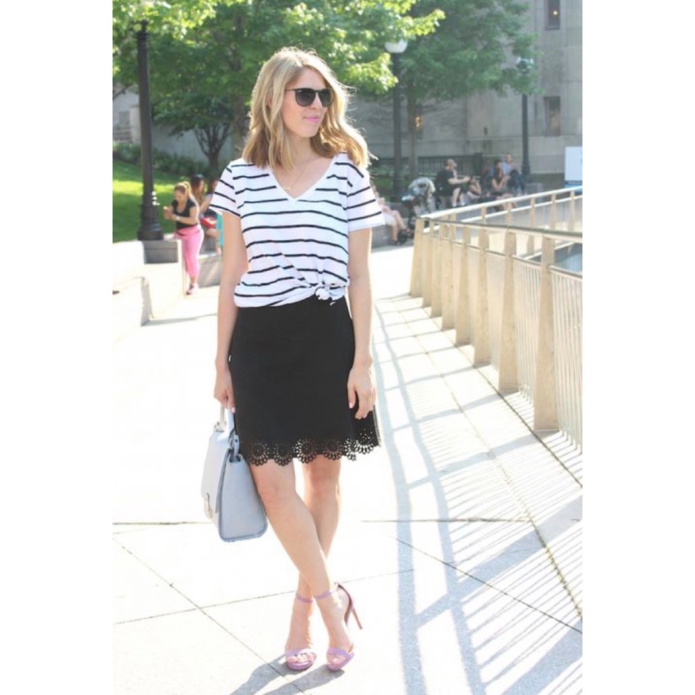 Ann Taylor Black Scalloped Skirt Size 4